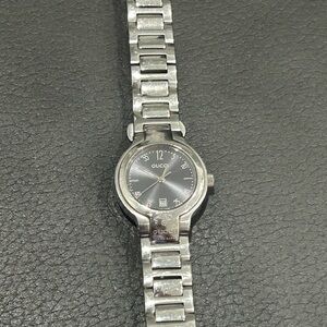 Gucci women’s watch silver Swiss made water resistant 8900L stainless steel
